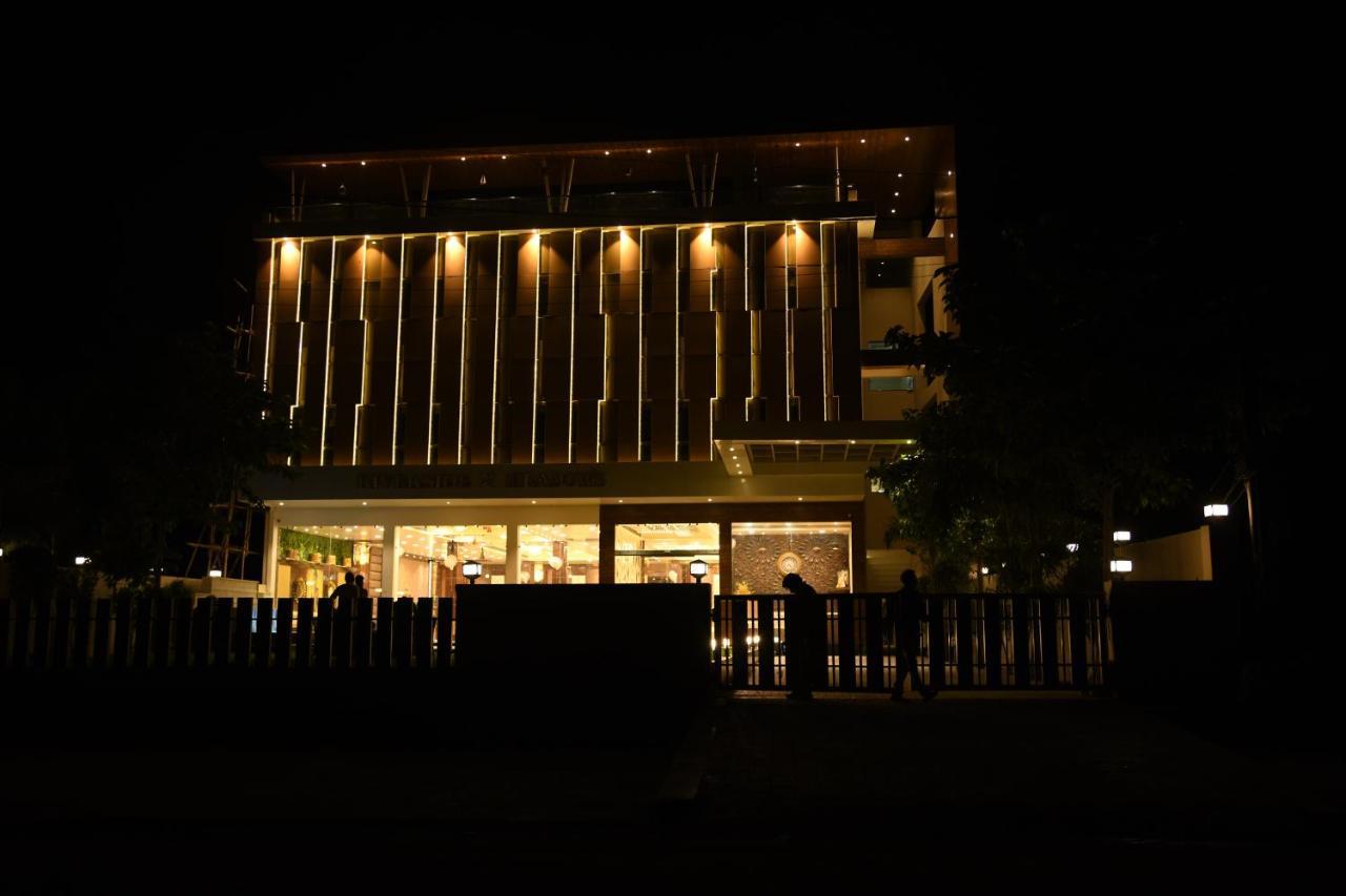 Riverside Meadows Hotel Vidisha Ngoại thất bức ảnh